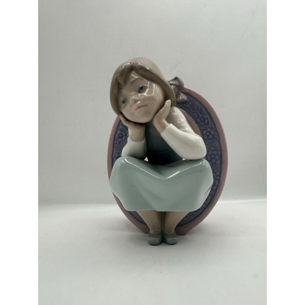 Lladro Schoolgirl ‘O’ 5148 Porcelain Figurine
